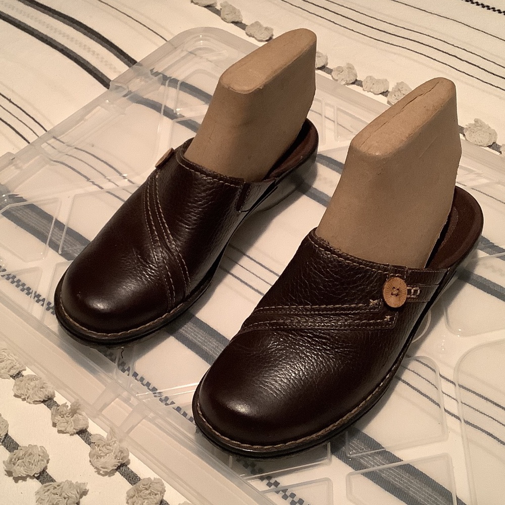 CLARK’S LEATHER SLIP ON SHOES